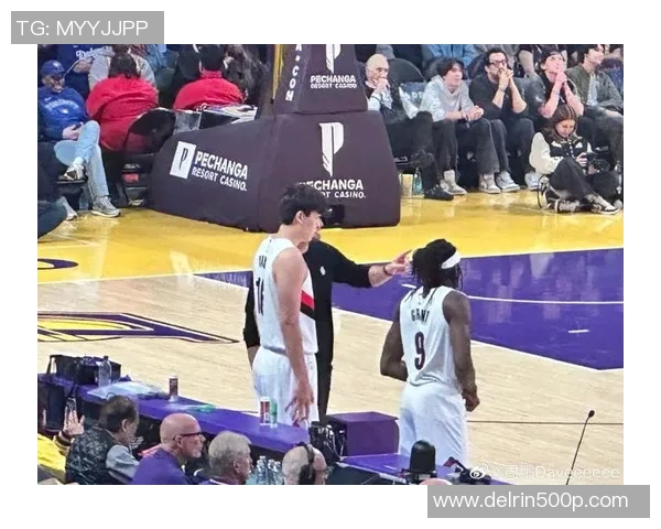 等待机会！杨瀚森场边观战 身旁还有利拉德和亨德森